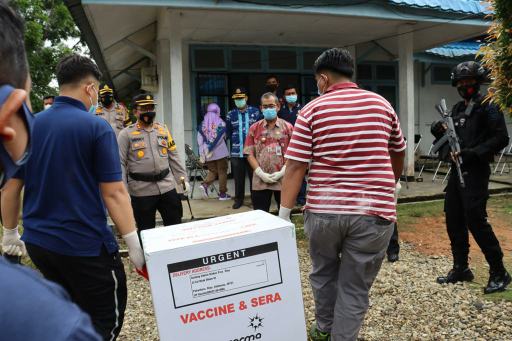 Satgas Pengawalan Ops Aman Nusa II-2021 Polres Kuansing Kawal Proses Pengiriman Vaksin COVID-19