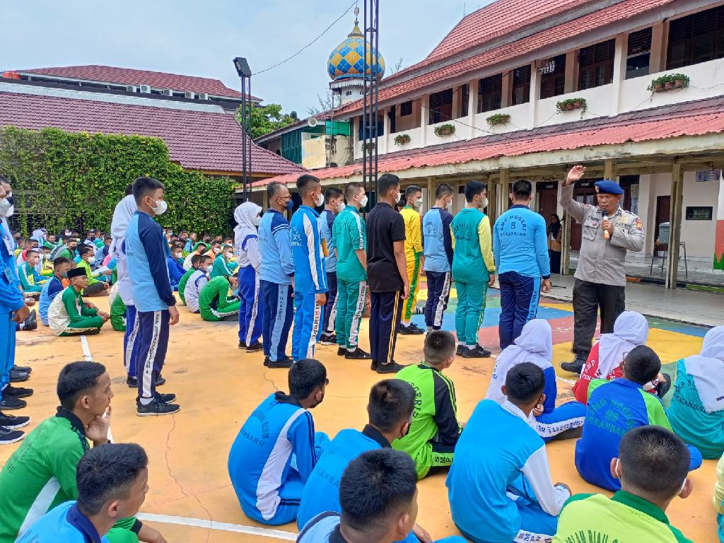 Personel Sat Brimob Polda Riau Latih PBB Siswa-siswi Baru SMK N 2 dan SMK N 7 Pekanbaru