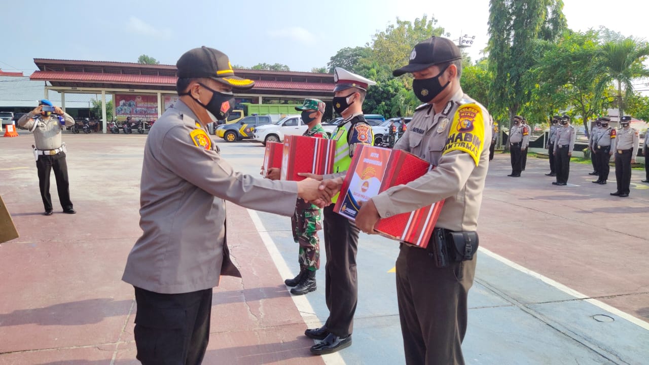 Polres Inhu Gelar Apel Penyaluran Sembako PPKM Mikro Untuk Warga Terdampak Covid-19