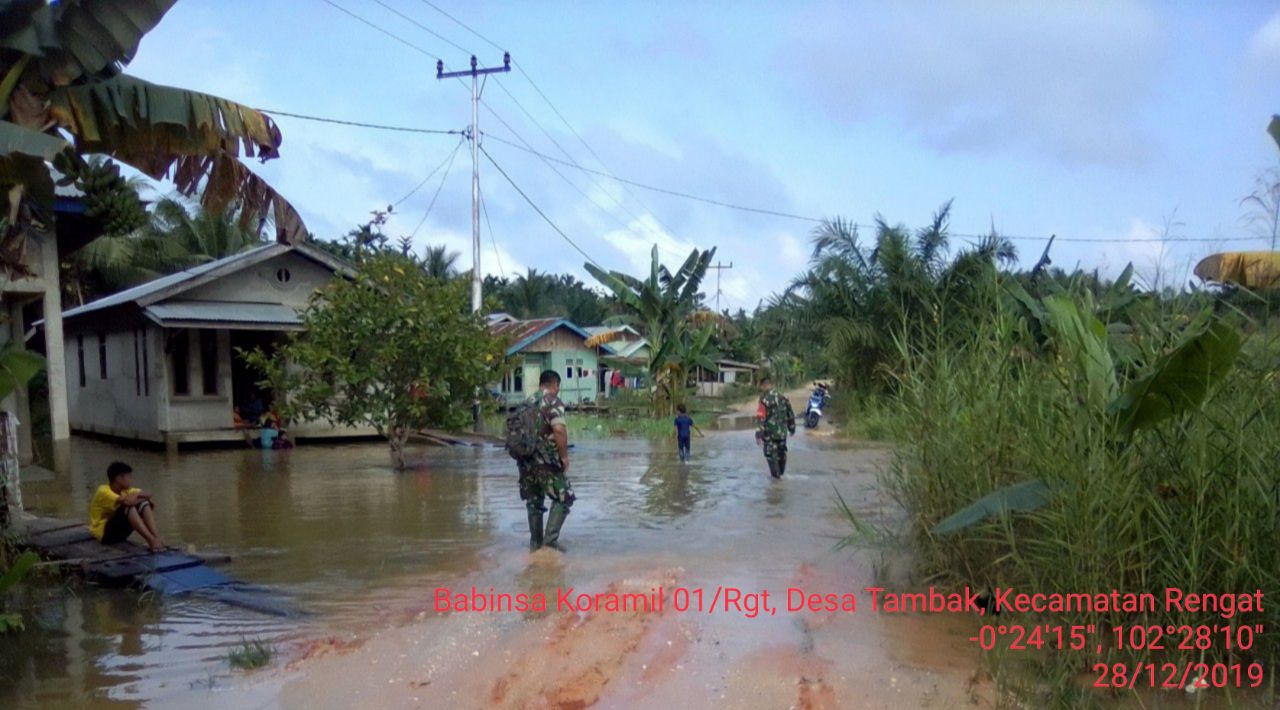 Babinsa Koramil 01/Rengat Pantau Banjir di Desa Tambak