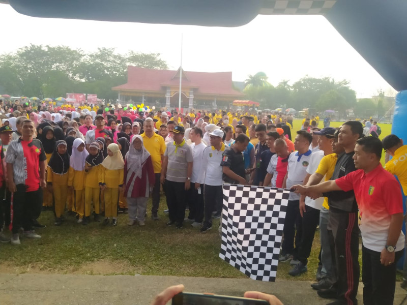 Ribuan Warga Kuansing Antusias Ikuti Gerak Jalan Santai HUT Bhayangkara