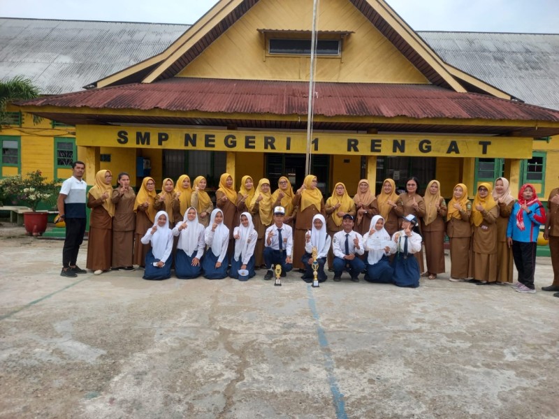 Siswa SMP Rayon 1 Inhu Tunjukkan Prestasi Gemilang di Lomba Cerdas Cermat MGMP PAI dan PKN