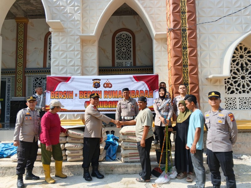 Polres Rokan Hilir Salurkan Bantuan Bahan Bangunan dan Alat Kebersihan untuk Masjid Nurul Iman