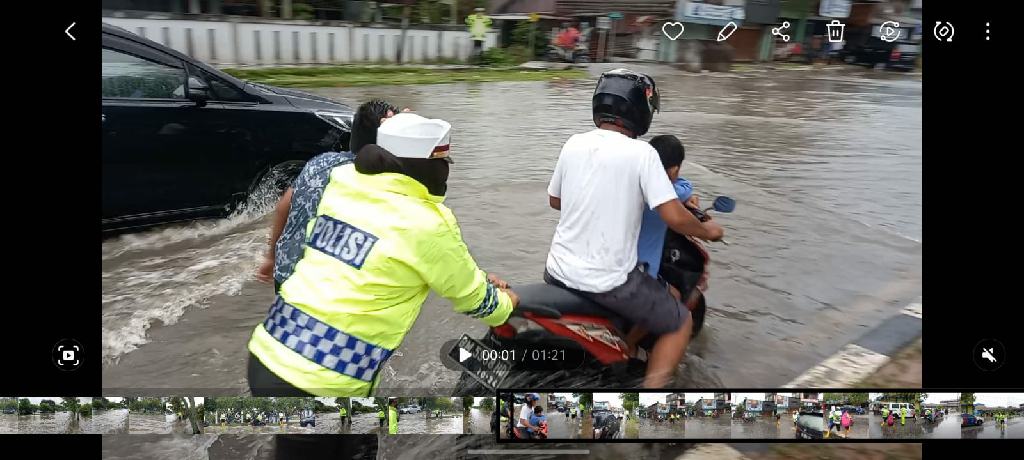 Sejumlah Ruas Jalan Banjir, Personil Satlantas Polres Dumai Bantu Pengendara yang Melintas
