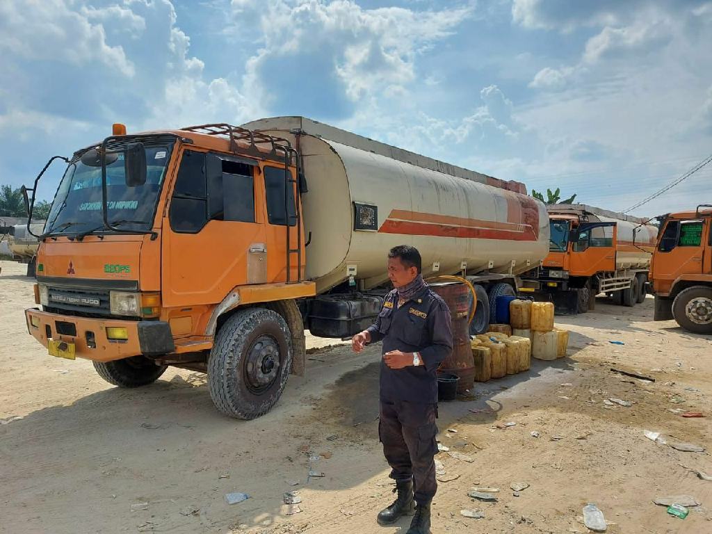 Langsir BBM Subsidi Untuk Industri, Truk Derek 450 Liter Ditangkap Tim Krimsus Polda Riau