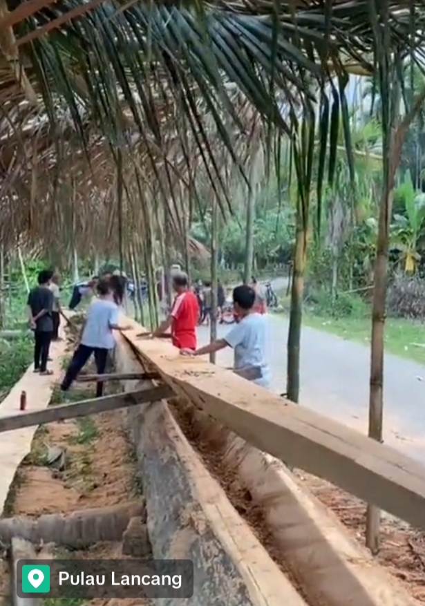 Hari Pertama, Puluhan Masyarakat Antusias Saksikan Proses Pengerjaan Banan Jalur Baru Pulau Lancang