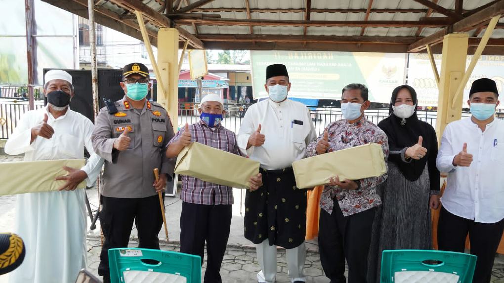 Kapolres Siak dan Bupati Berikan Bantuan Masker ke Rumah Ibadah di Kampung Perawang Barat