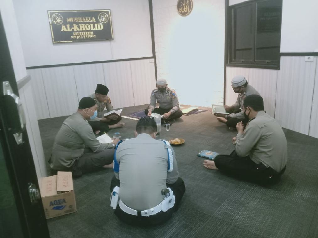Selama Ramadhan Personel Polres Kampar Adakan Tadarus di Mushalla Al-Kholid 