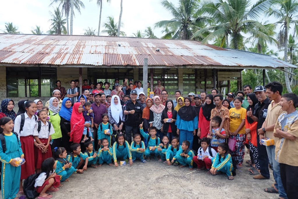H. Syamsuddin Uti Kunjungi dan Berikan Bantuan SD Marjinal di Tanjung Lajau