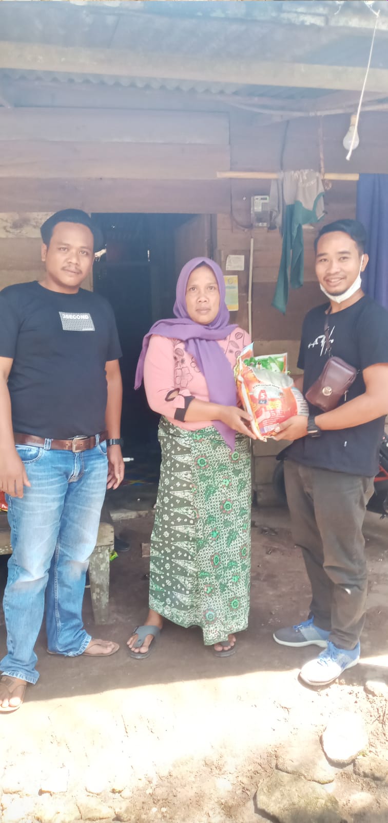 Di Penghujung Ramadhan, Wartawan Asal Kecamatan LBJ Berbagi Sembako