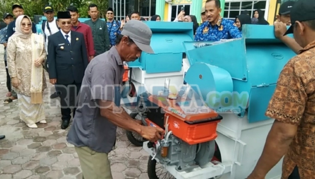 Terima Bantuan Alat Pertanian Bernilai Miliaran, Bupati Rohil H. Bistamam Targetkan Swasembada Pangan