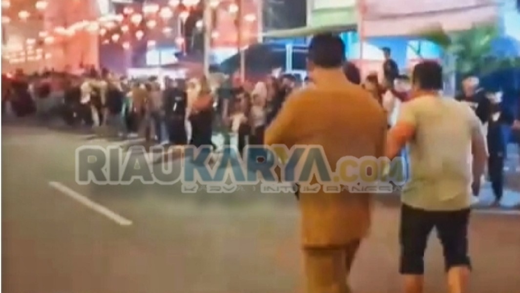 Tak Mau Kalah dengan Remaja, Anggota DPRD Rohil Imam Suroso Ikut Lomba Lari Tanpa Alas Kaki