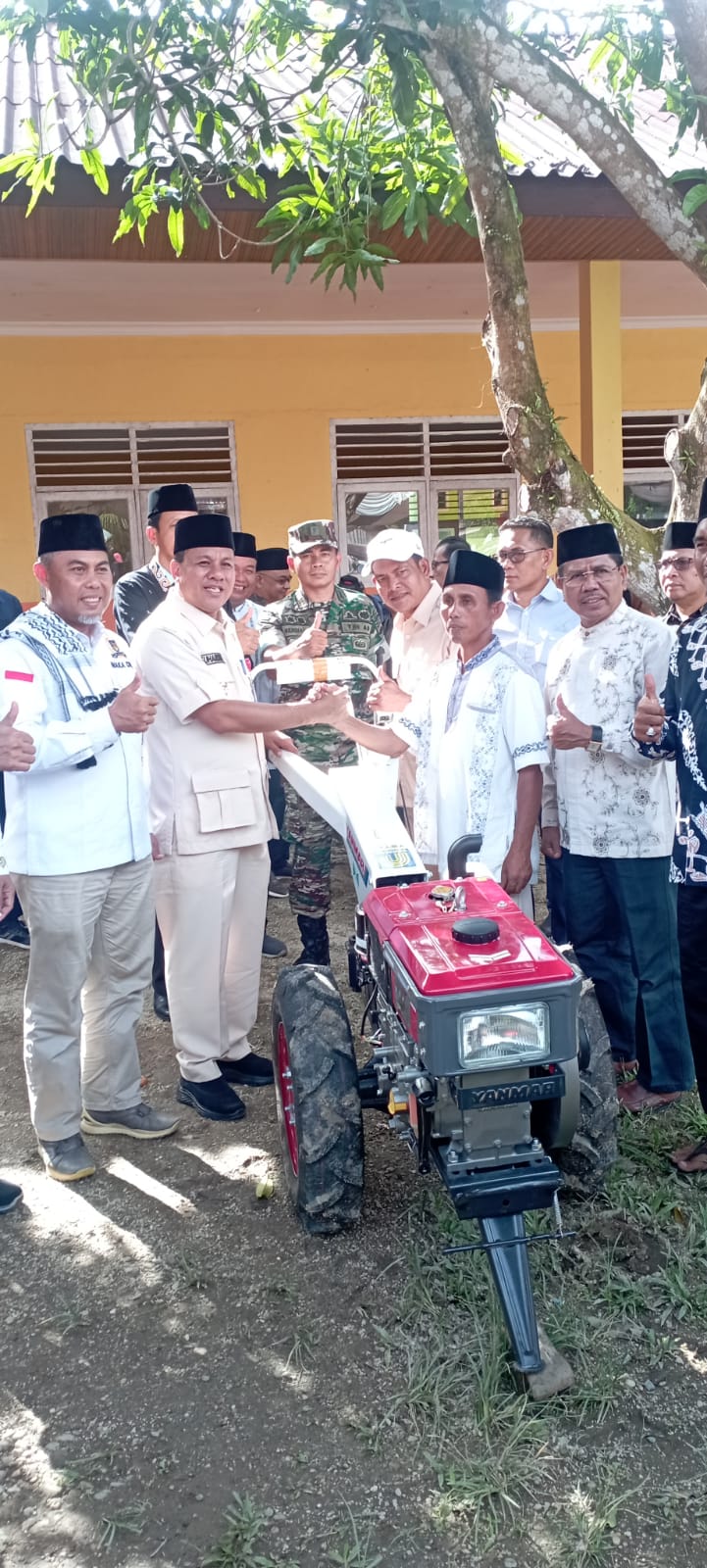 Dukung Peningkatan Produksi Petani Plt Bupati Serahkan Hand Traktor Di Pulau Ingu