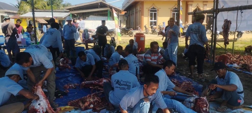 600 Kupon Daging Dibagikan Kepada Masyarakat di Sekitar Masjid Nurul Mubin Belilas