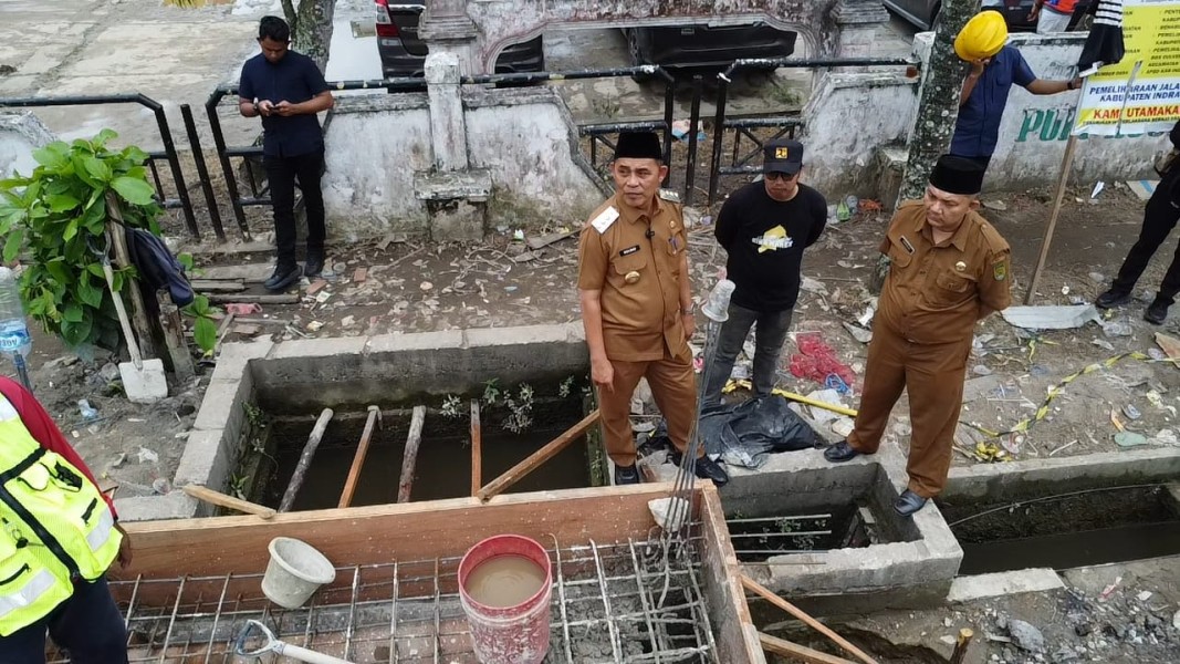 Bupati Herman Tinjau Proyek Drainase Jalan Pangeran Hidayat Tembilahan