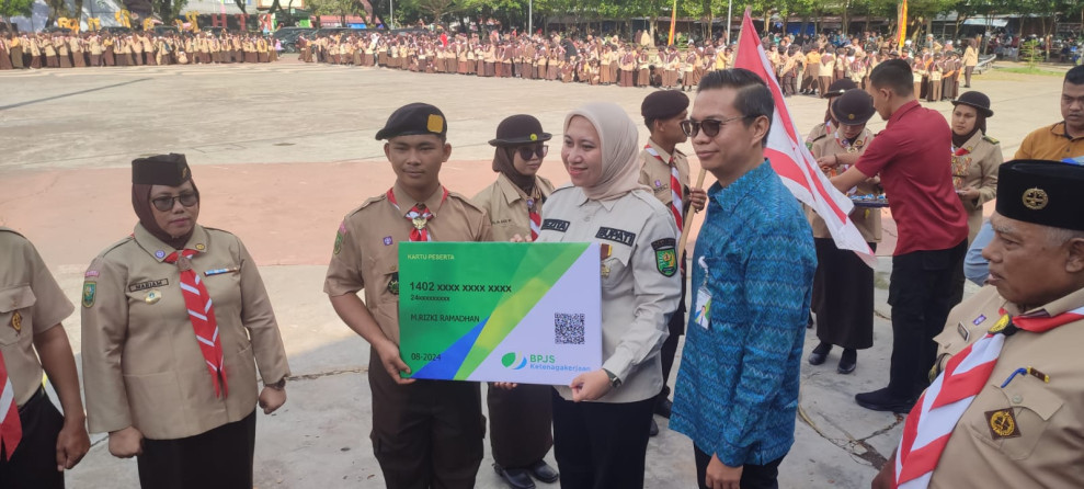 Hari Pramuka ke-63 Tahun 2024, BPJS Ketenagakerjaan Rengat Serahkan Kartu secara Simbolis