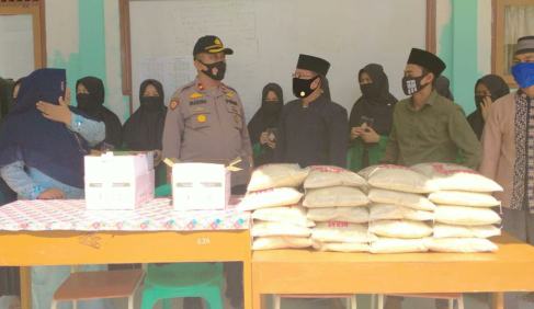 Kapolsek Tapung Bantu 100 Al-Qur'an dan Beras Untuk Pesantren Darul Qur'an Al Karim