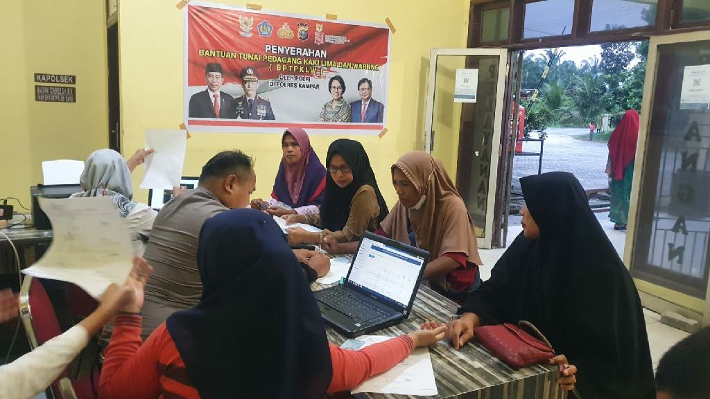 Polsek Tambang Salurkan Dana BTPKWL Kepada 150 Pedagang 