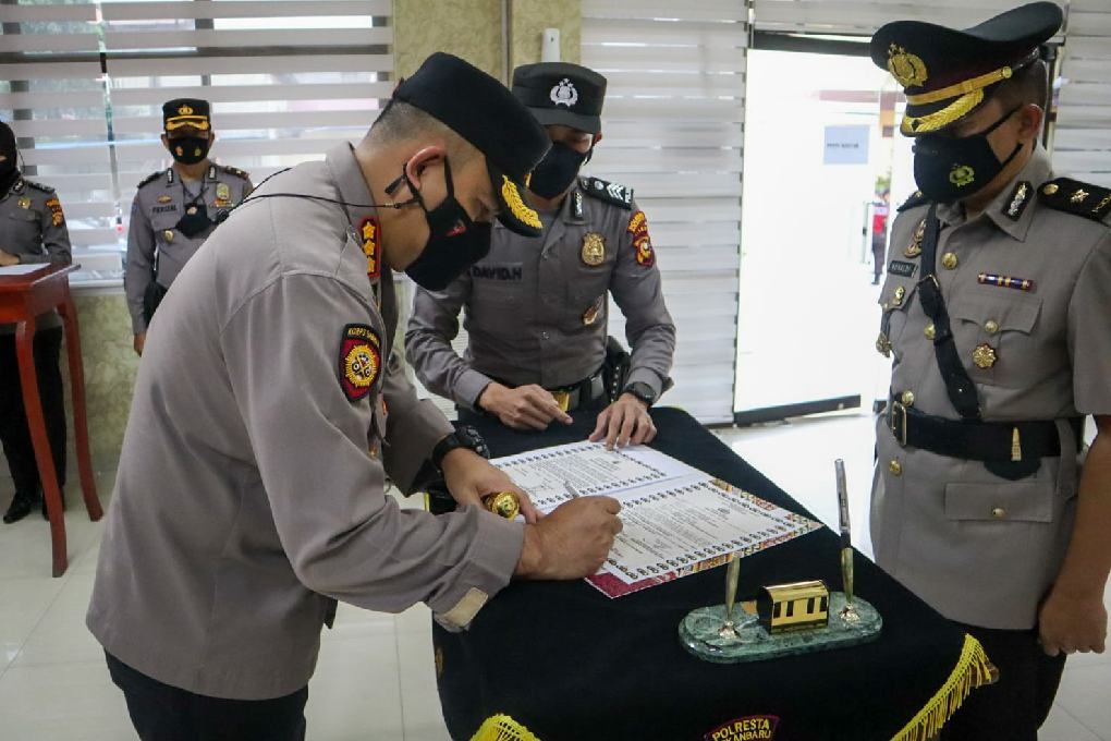 Kapolresta Pimpin Upacara Sertijab Kabag Ops Polresta Pekanbaru