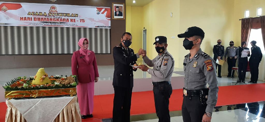 Gelar Acara Syukuran Hari Bhayangkara ke-75, Kapolres Kampar Berikan Sejumlah Penghargaan 