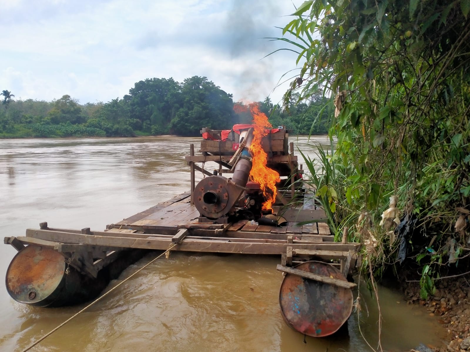 Polsek Kuantan Mudik Bersama-sama Kades Desa Pisang Berebus Tindak PETI, 2 Rakit Dirusak  Dibakar