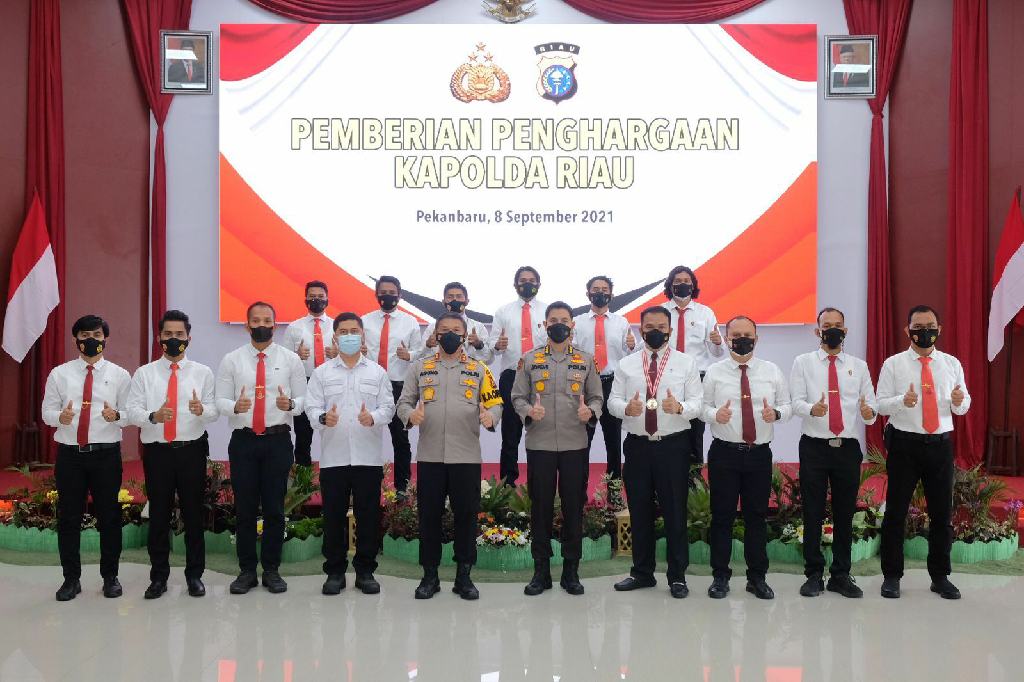 Kapolda Riau Beri Penghargaan Untuk 41 Personel Berprestasi