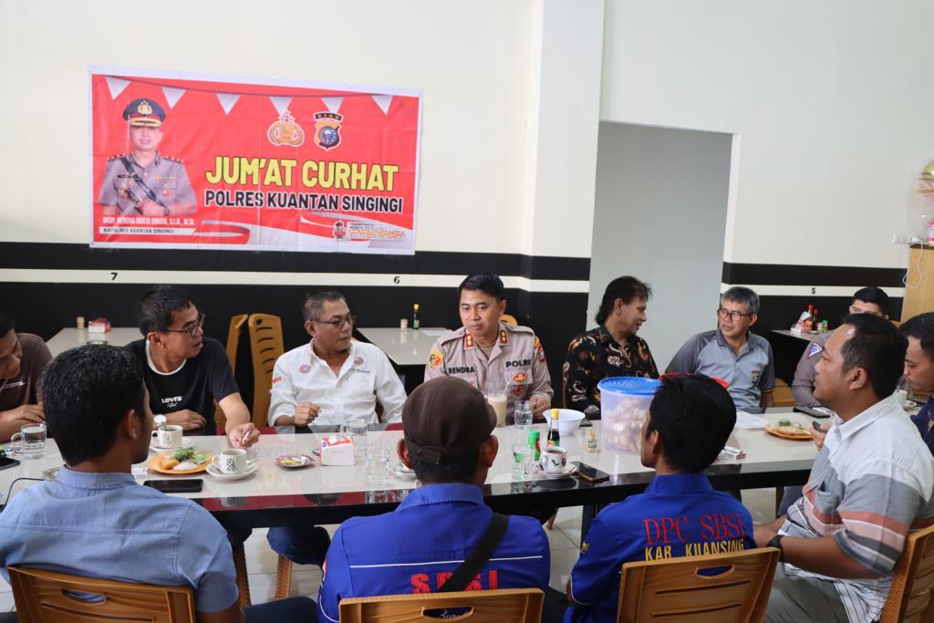 Kepolisian Resor Kuansing, Menggelar Jumat Curhat Untuk Menampung Keluh Kesah Dan Menjalin Silaturrahmi Dengan Masyarakat.