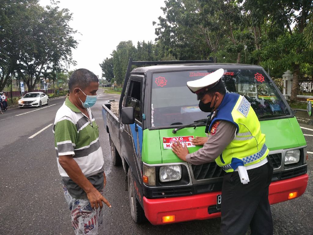 Himbau Masyarakat Patuhi Prokes, Polantas Polres Kampar Bagikan Stiker 