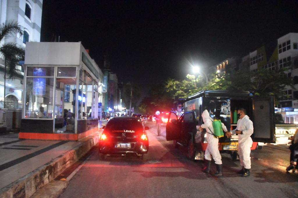 Cegah Penyebaran COVID-19, Personil Brimob Semprotkan Desinfektan Serentak di Kota Pekanbaru