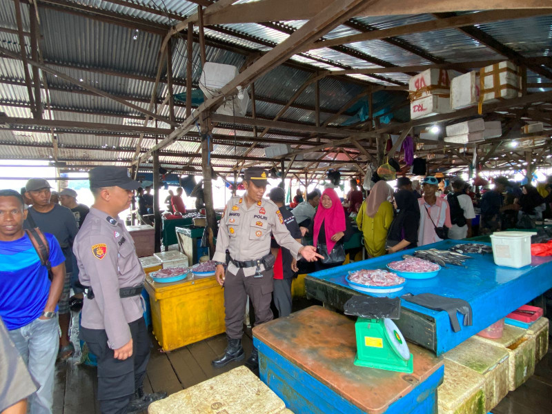 Pastikan Pasar Sungai Guntung Aman, Kapolsek Kateman AKP Ermanto Pimpin Patroli di Pasar Sungai Guntung