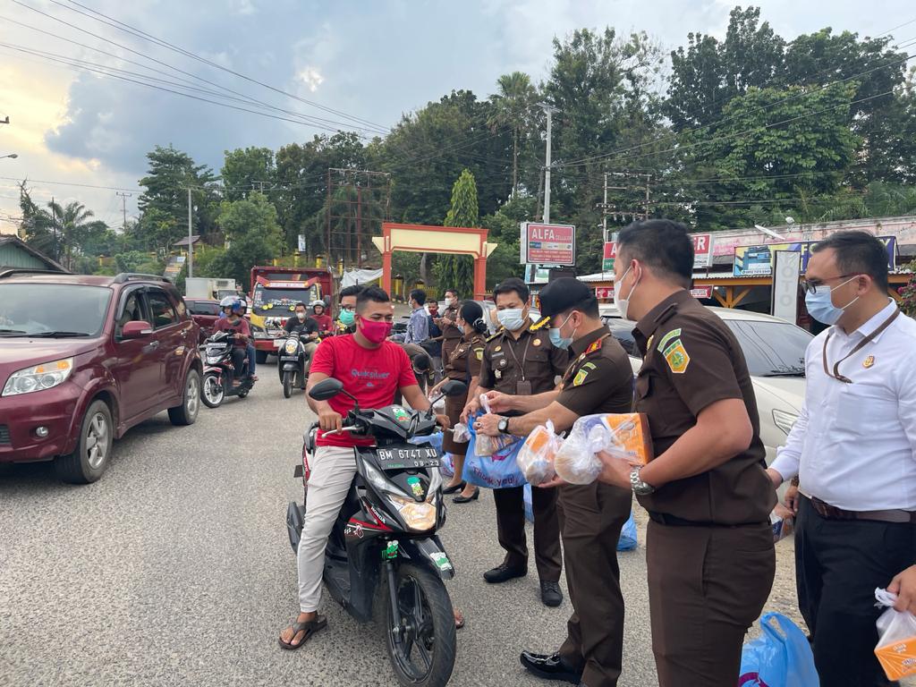 Berbagi Di Bulan Ramadhan, Kejari Kuansing Bagi-Bagi Takjil Ke Masyarakat.