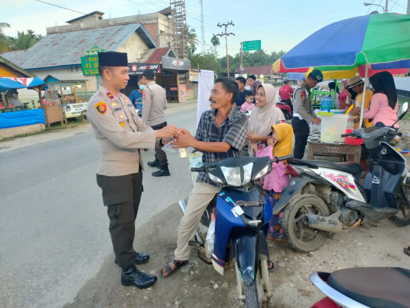 Berkah Ramadan, Polsek Benai Bagi-Bagi Takjil Gratis Untuk Masyarakat