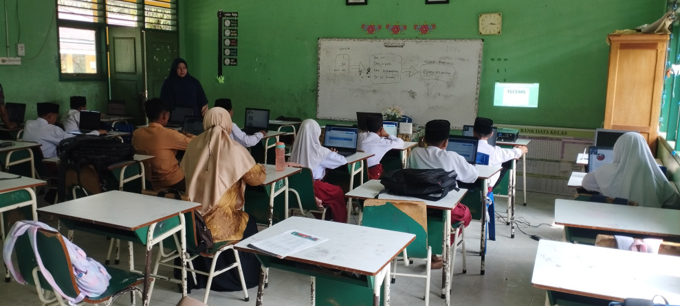 Pelaksanaan Hari Pertama ANBK di MIS Luhur Islam, Tanah Datar Berjalan Lancar