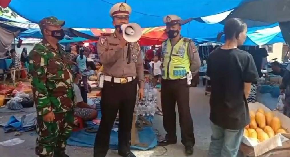 Kasat Lantas Polres Kampar Himbau Warga Patuhi Prokes dan Bagikan Masker di Pasar Air Tiris