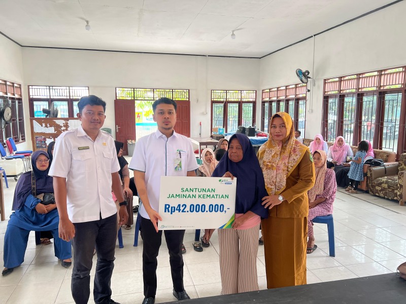 BPJS Ketenagakerjaan Rengat Sosialisasikan Program BPU dan Serahkan Santunan Jaminan Kematian di Candi Rejo INHU