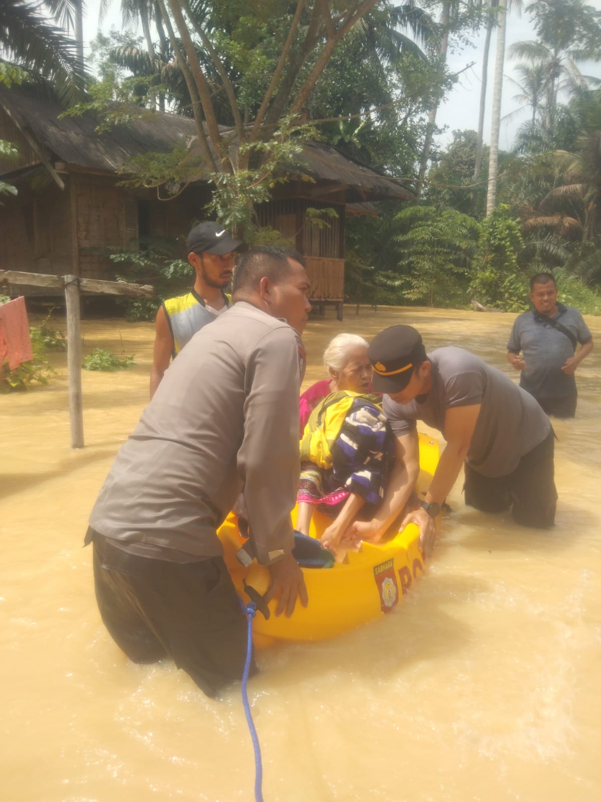 Polsek Kuantan Mudik Monitoring Banjir Di Lokasi Pemukiman Warga Desa Lubuk Ramo, Desa Pantai dan Desa Air Buluh