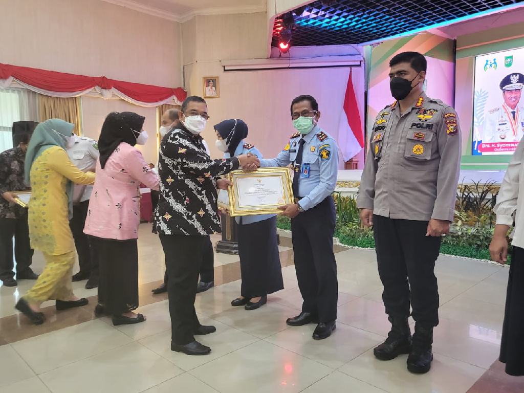 LPKA Klas II Pekanbaru Terima Penghargaan Lembaga Berdedikasi Tinggi dari Pemprov Riau