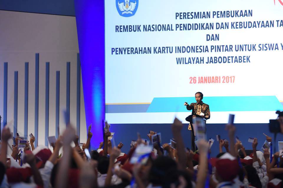 Ingatkan Kebhinnekaan, Presiden Jokowi: Nyanyikan Indonesia Raya dan Baca Pancasila Sebelum Pelajara