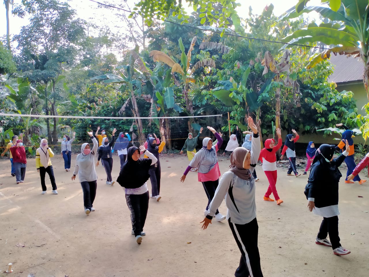 Mahasiswa Kukerta Balek Kampung Air Molek II Lakukan Senam Sehat Bersama Ibu-Ibu PKK & Warga Desa