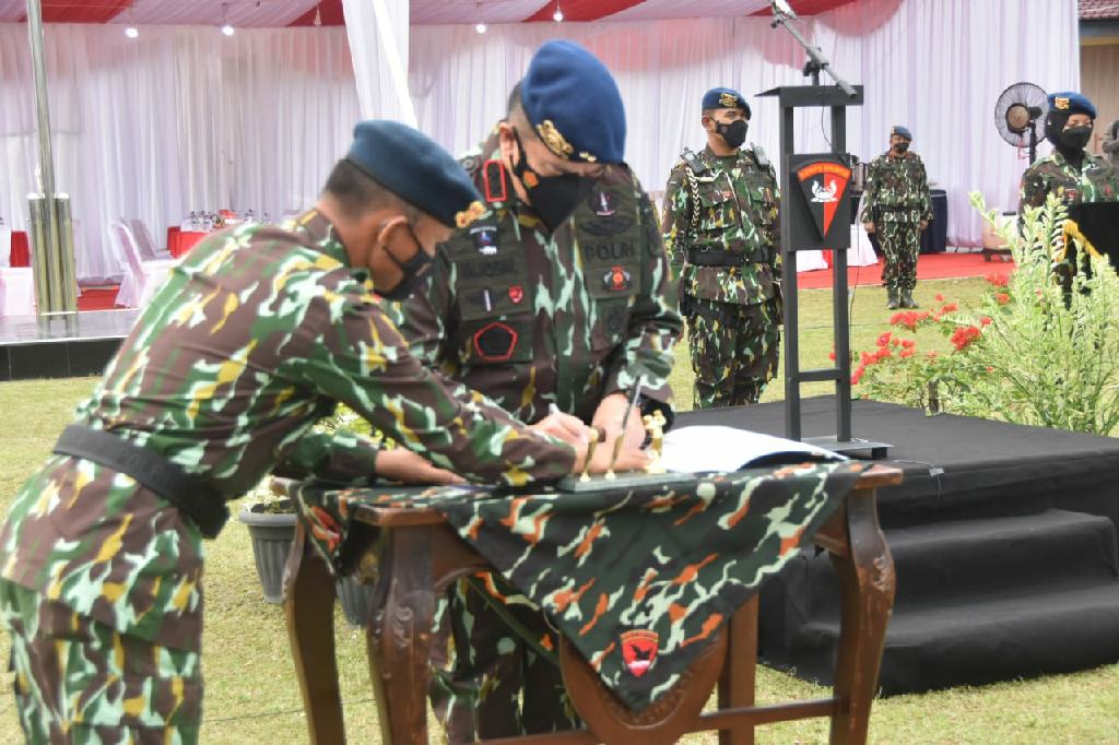 Kapolda Riau Kukuhkan Tunggul Batalyon C Pelopor: Jadikan Sebagai Kebanggaan Prajurit
