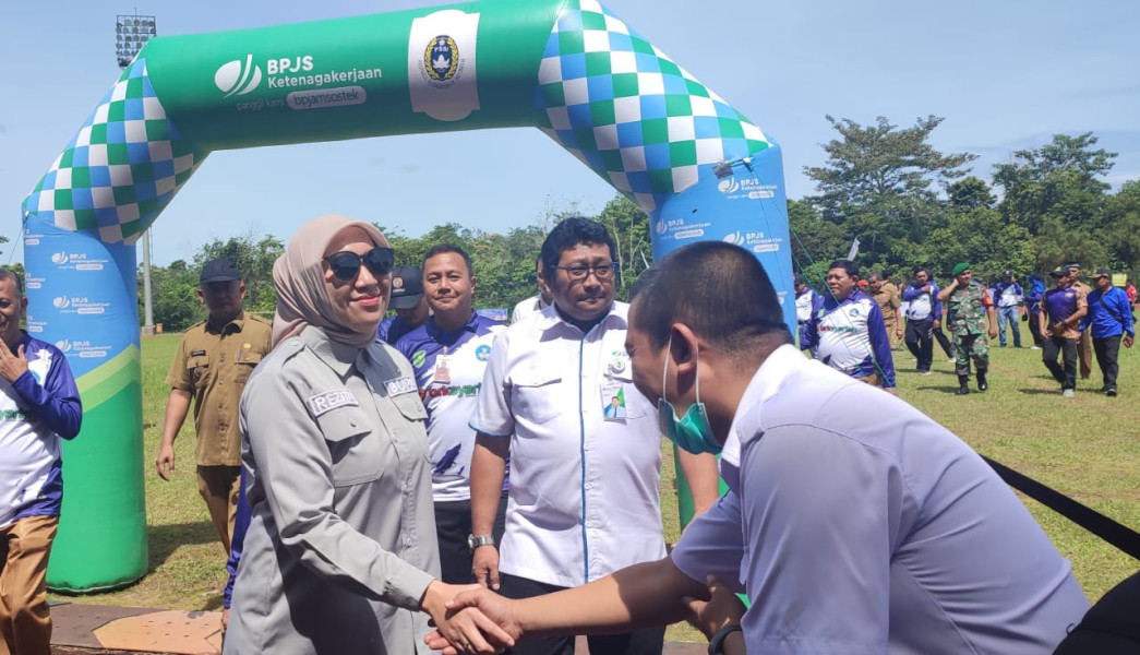 Kembali BPJS Ketenagakerjaan Rengat Meriahkan Turnamen Sepakbola Mini SD/MI Rengat Barat yang Dibuka Oleh Bupati Rezita