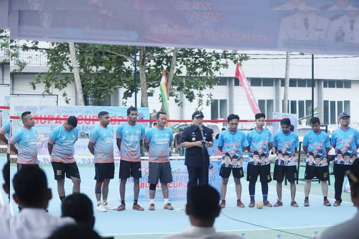 Peringati HUT Ke-21 Radio Lima Luhak, H. Sukiman Resmi Buka Open Turnamen Sepak Takraw