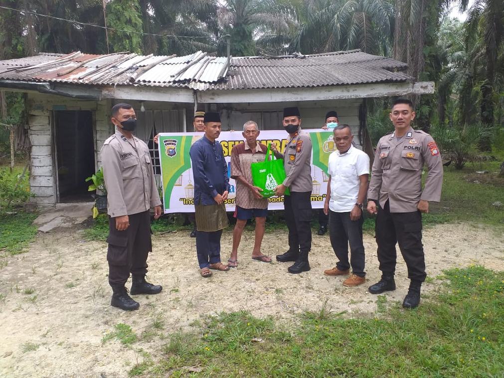 Program Jumat Barokah, Polsek Tambang Berbagi Sembako Kepada Warga Kurang Mampu