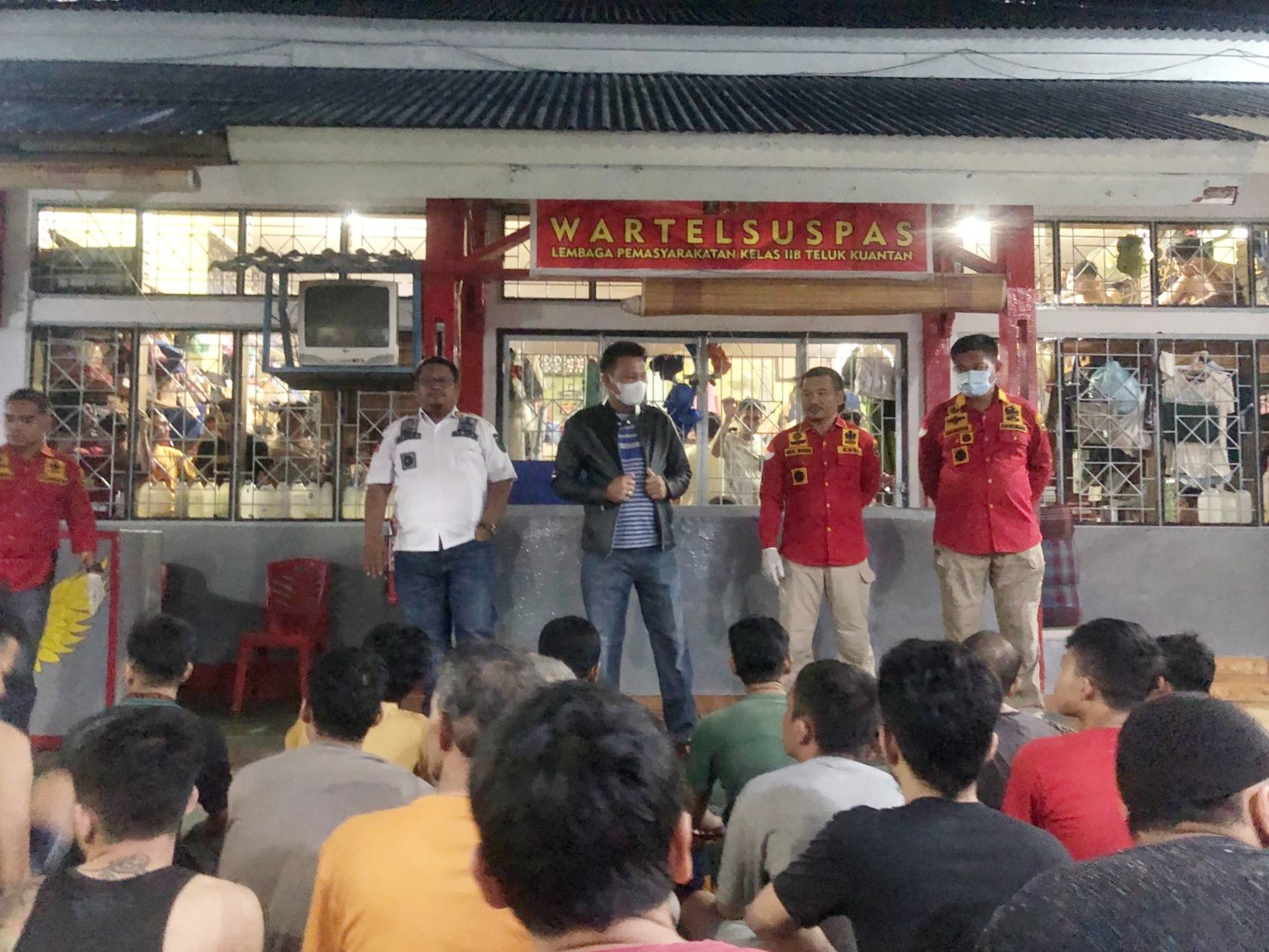 Kalapas Kelas IIB Teluk Kuantan Bersama Pegawai Lapas Melakukan Penggeledahan di Setiap Ruang Tahana