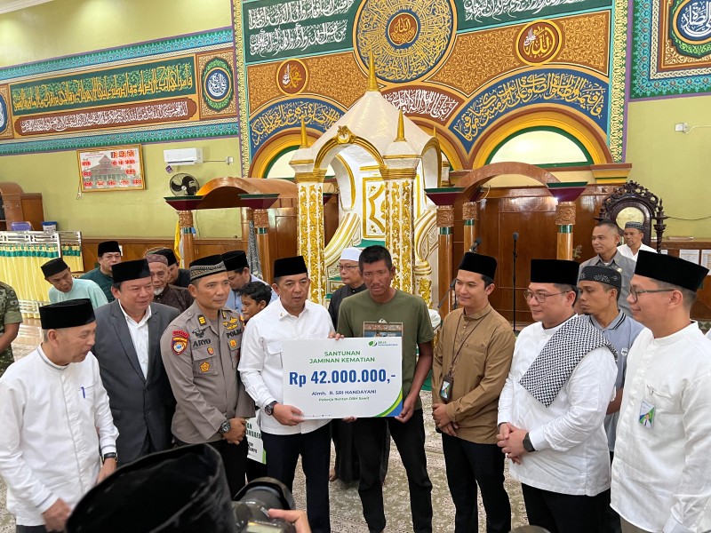 BPJS Ketenagakerjaan Serahkan Santunan Jaminan Kematian pada Safari Ramadan Pemprov Riau di Rengat