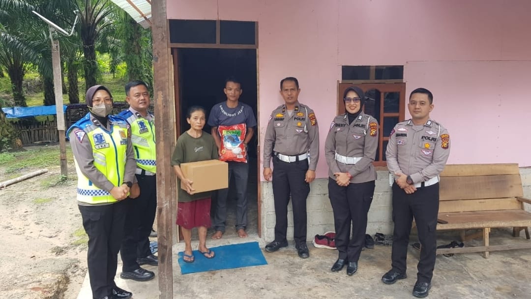 Satlantas Polres Bengkalis Berikan Sembako kepada Warga Mandau
