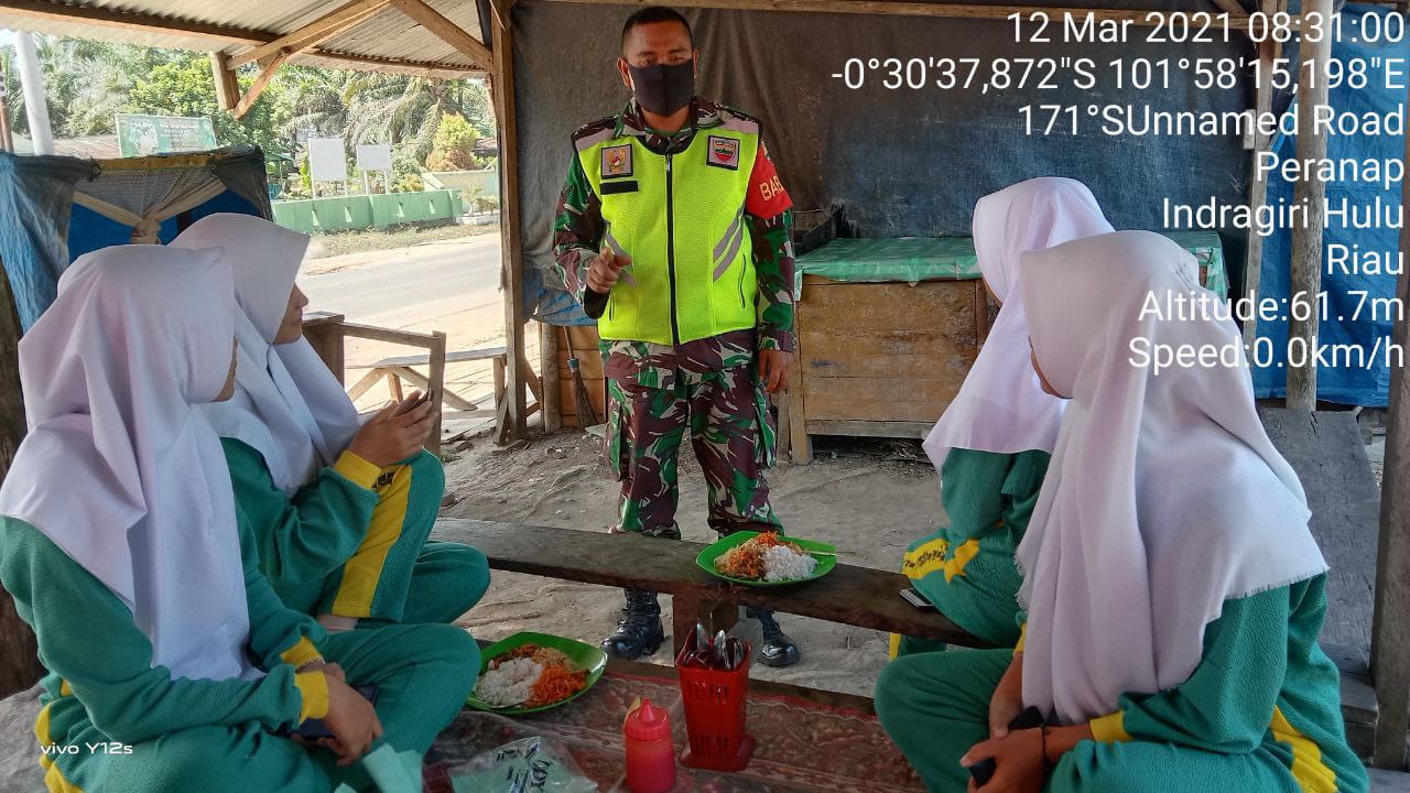 Cegah Penularan Covid 19 ,Serda Trila Saputra Himbau Siswa/i Patuhi Prokes