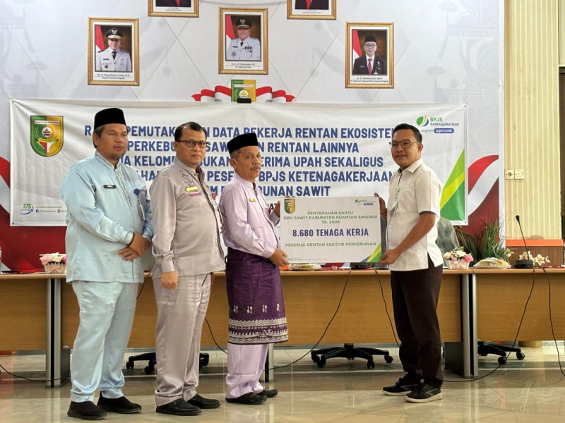 Pekerja Sawit di Kuantan Singingi Terima Jaminan Sosial Ketenagakerjaan