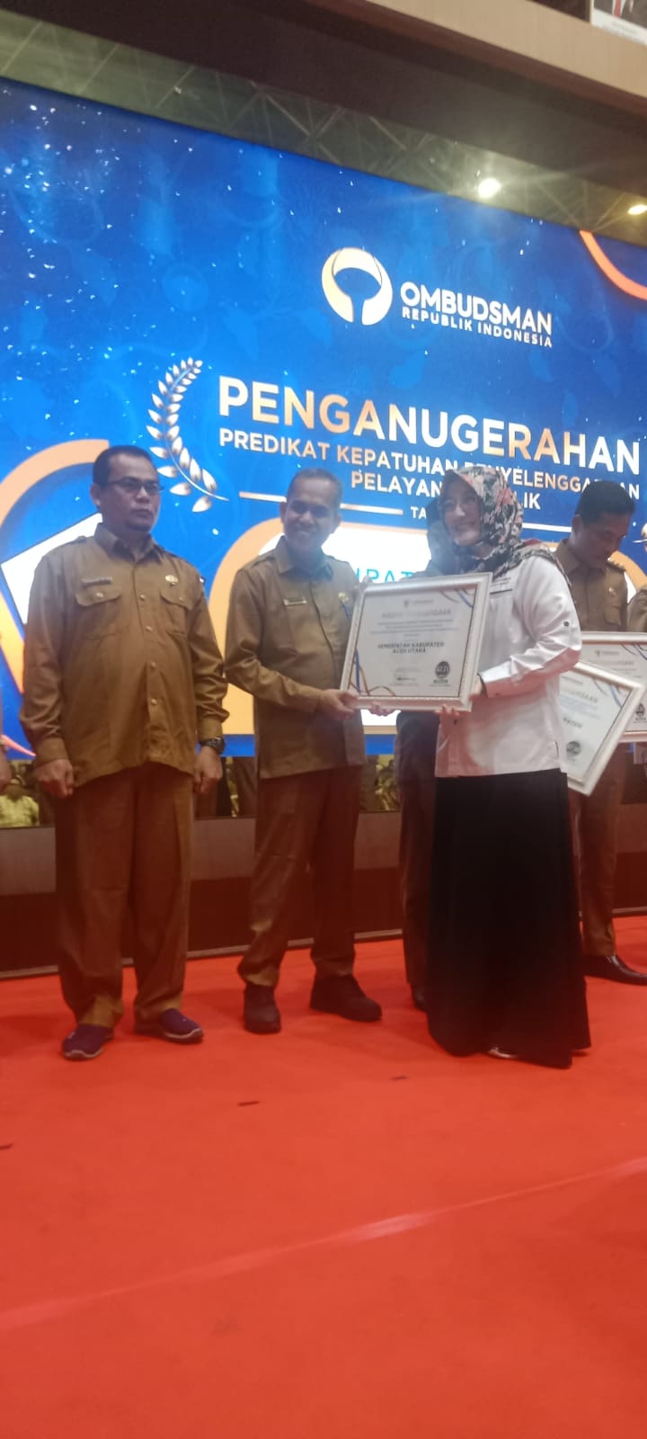 Kadis Kesehatan Aceh Utara Mewakili PJ. Bupati Menerima Penghargaan Kepatuhan Pelayanan Publik Predikat Tinggi