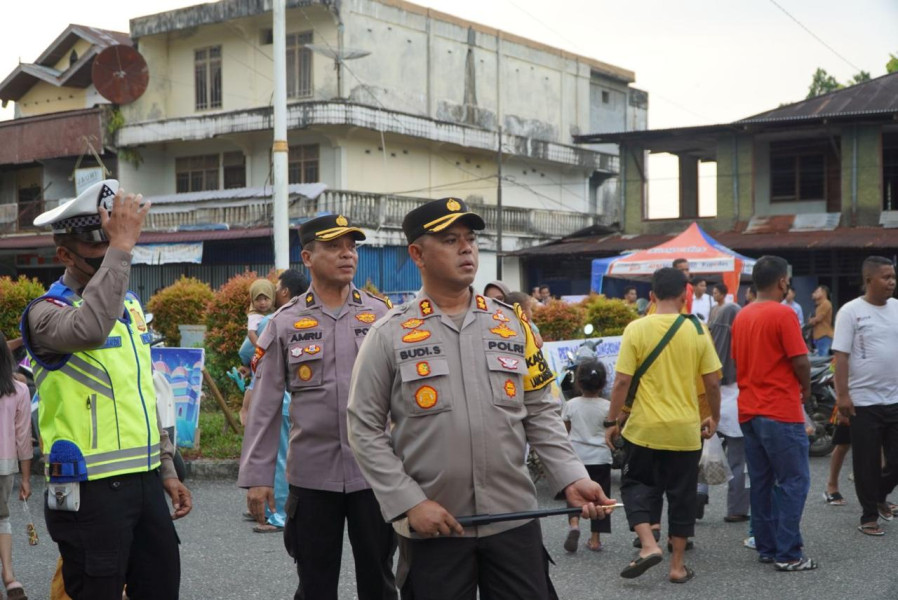 Pastikan Aman, Kapolres Rohul Memimpin Patroli Pengamanan Pasar Ramadhan